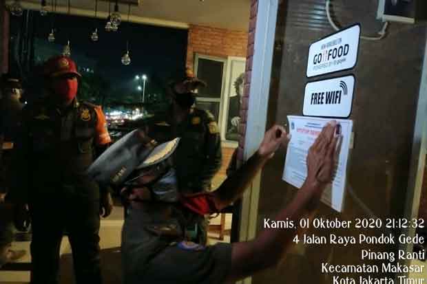 Layani Pembeli Makan...