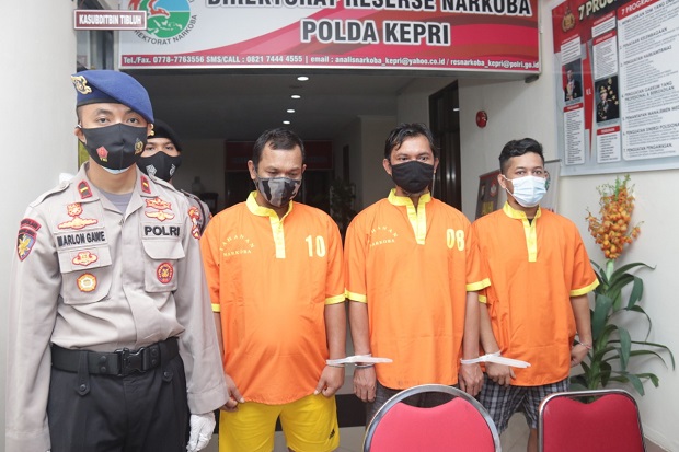 Polda Kepri Musnahkan...