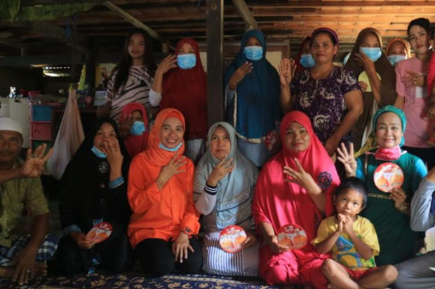 Emak-emak Dukung Anir-Lutfi...