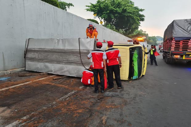 Truk Boks Terbalik di...