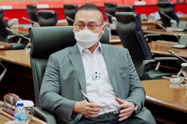 Anies Cabut Larangan...