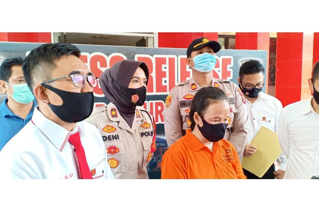 Nenek Enam Cucu Ini...