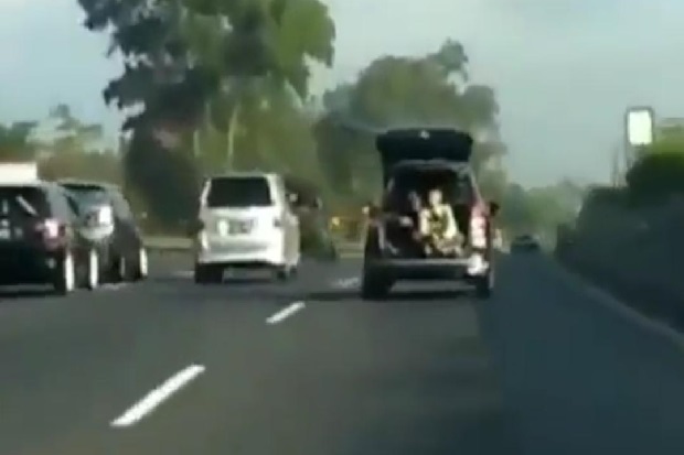 Viral, Pemuda Buka Pintu...