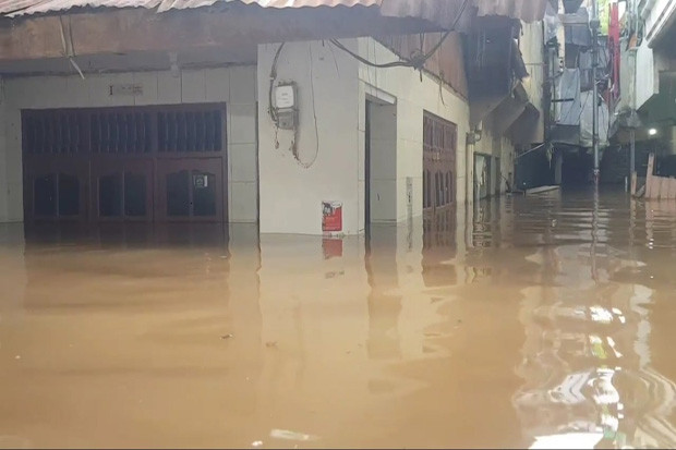 Kali Ciliwung Meluap,...