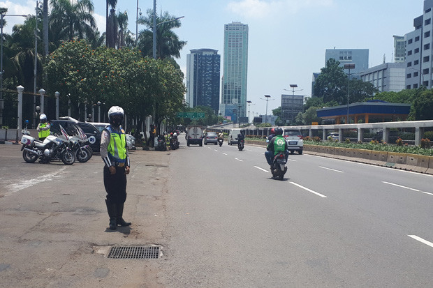 Gedung DPR/MPR Masih...