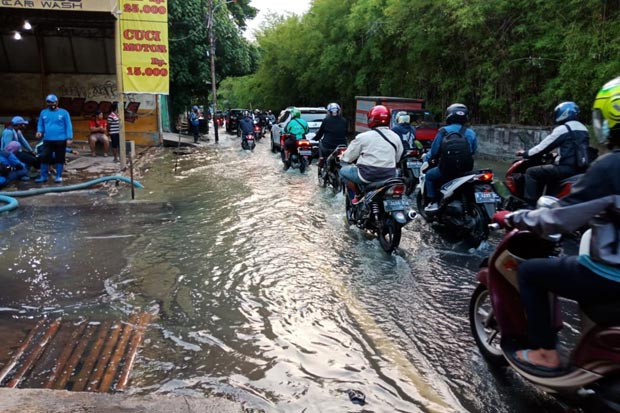 Kali Pesanggarahan Meluap,...