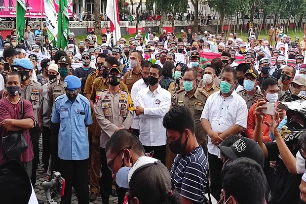 Petugas Pria Mandikan...