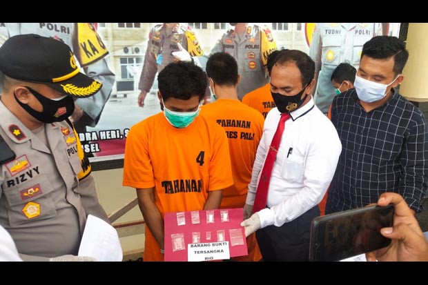 4 Pria di PALI Ditangkap...