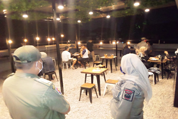 Pengunjung Kafe di Depok...