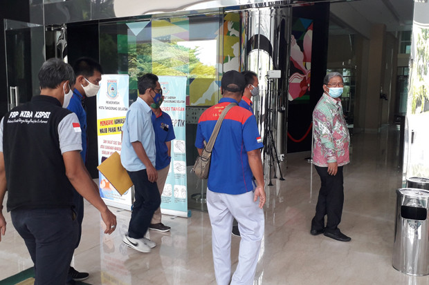 Perwakilan 100.072 Buruh...