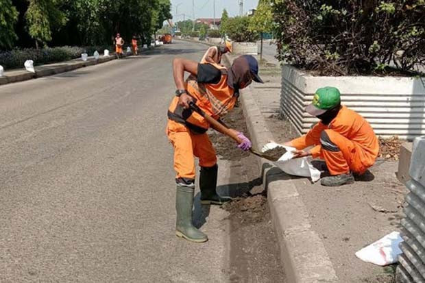 Bersihkan Pasir di Jalan...