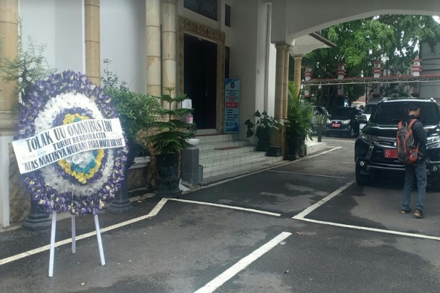 Dikirimi Karangan Bunga...