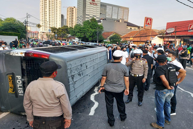 Mobil Polisi Dirusak...