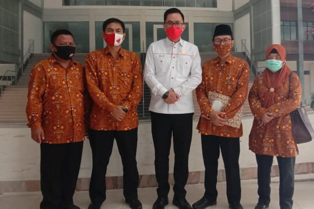 Sambangi DPRD Sulut,...