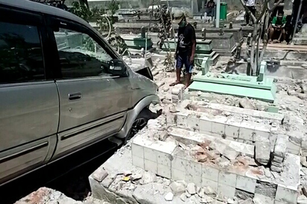 Tabrak Makam, Pengemudi...