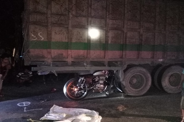Tabrak Truk Tronton...