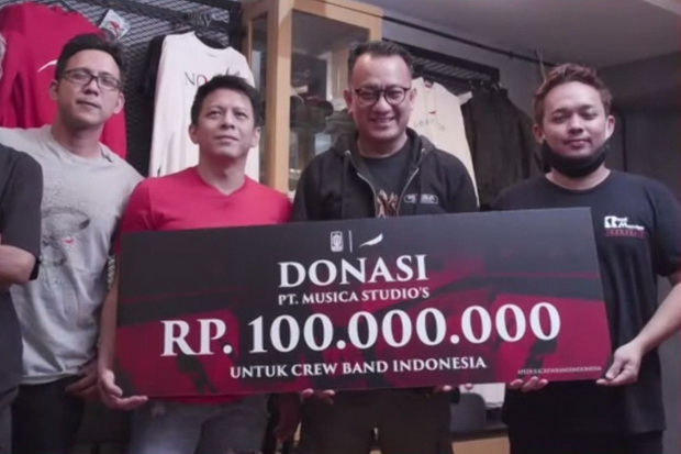 Ariel dkk Serahkan Donasi...
