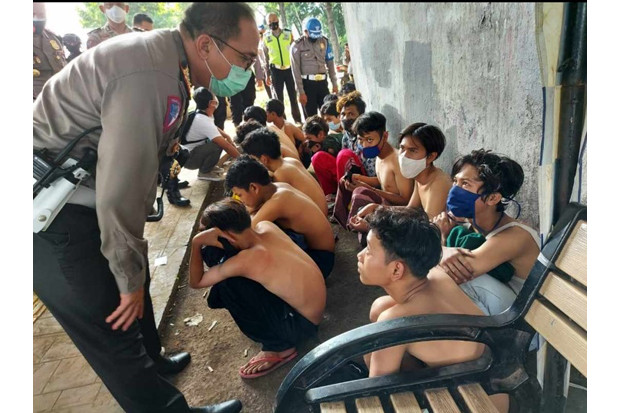 Polisi Sita Bambu dan...