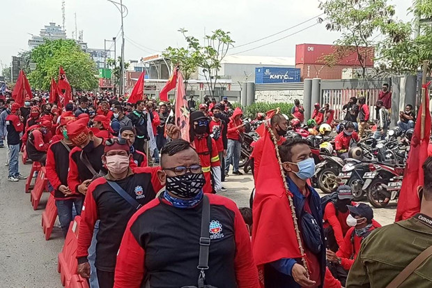 Menggunakan Motor, Ribuan...