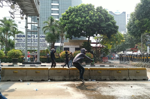 Bentrok Polisi vs Massa...