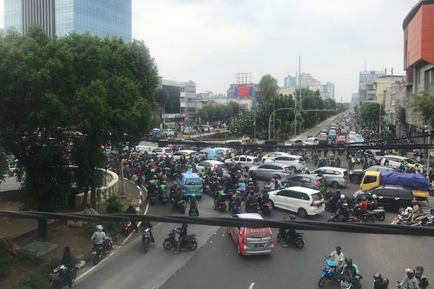 Massa Pengunjuk Rasa...