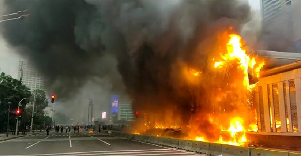 Massa Pendemo Bakar...