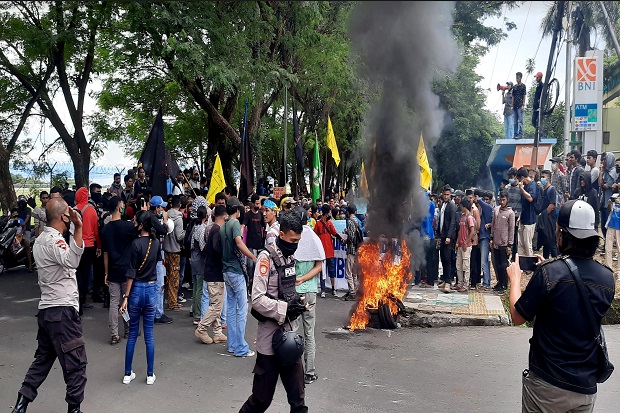 Ribuan Mahasiswa Blokade...