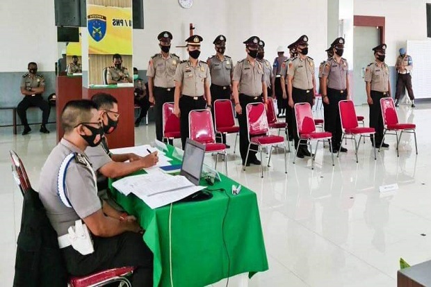 Polri Hukum 15 Anggota...