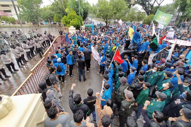 Ribuan Mahasiswa di...