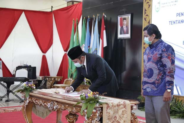 Gubernur HD Resmi Serahkan...