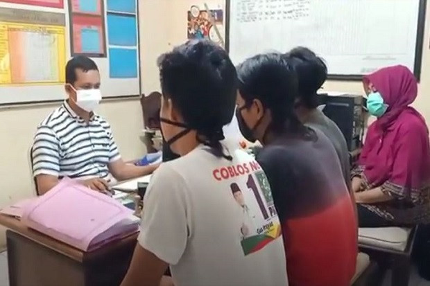 Curi Rambu-rambu Kereta...