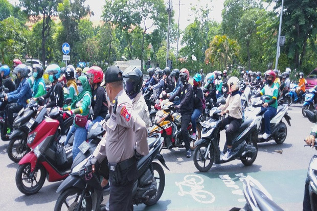 Bundaran Waru Macet...