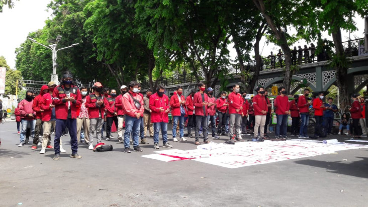 Mahasiswa Salat Gaib...