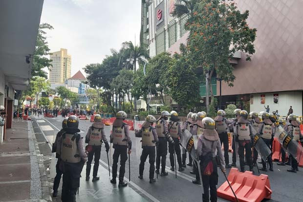 Polisi Pukul Mundur...