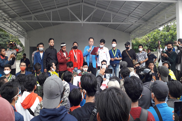 Digeruduk Mahasiswa,...
