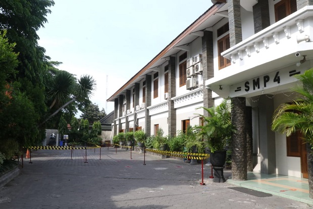 Dua Sekolah di Solo...
