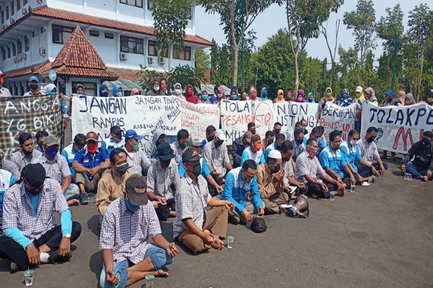 Ratusan Buruh Pabrik...