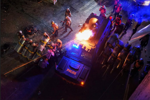 Ratusan Pendemo di Makassar...