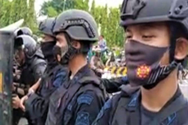 14 Anggota Polisi Mengalami...