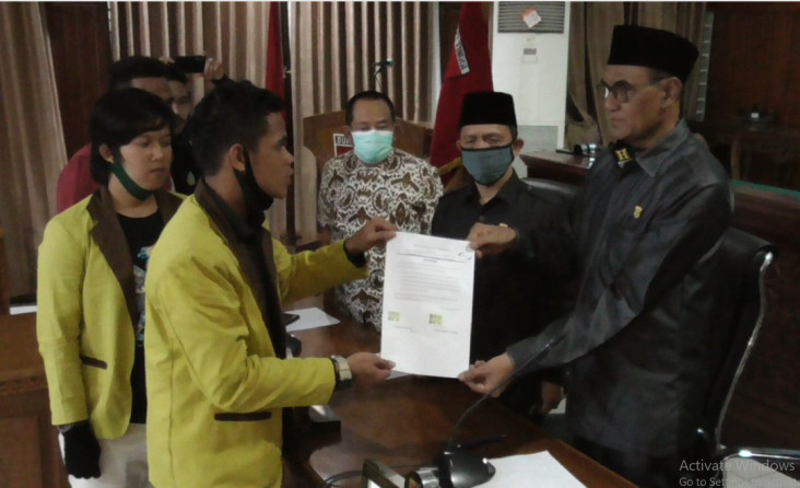 Mahasiswa, DPRD dan...