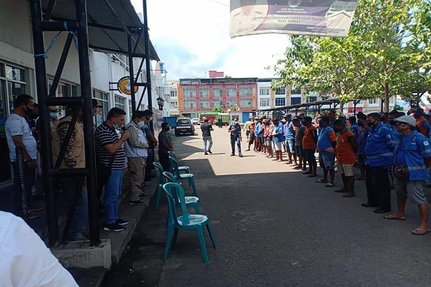Wali Kota Manado Salurkan...