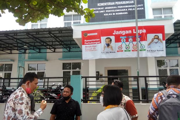 Belasan Orang Datangi...