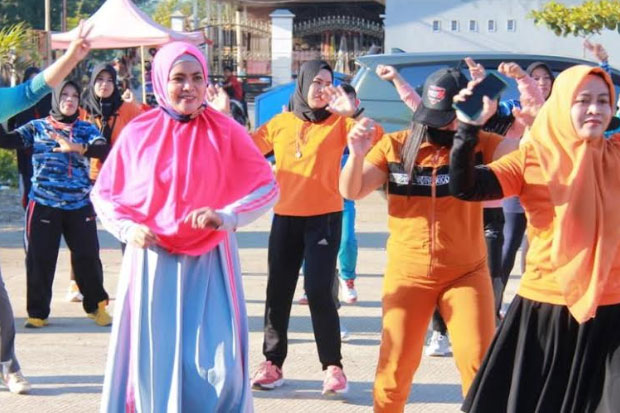 Ikut Senam Bersama Emak-emak,...