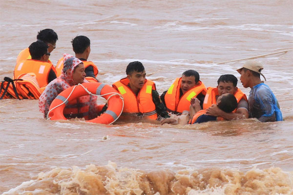 Banjir Tewaskan 17 Orang...