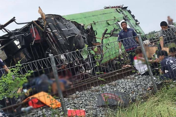 Kereta Tabrak Bus di...