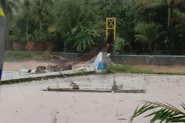 Banjir Bandang Terjang...