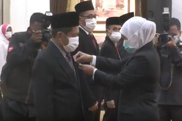 Gubernur Khofifah Berikan...