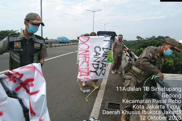 Satpol PP Turunkan Spanduk...