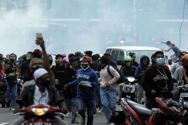 Dipukul Mundur Polisi,...