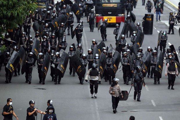 Unjuk Rasa Ricuh, Polisi...